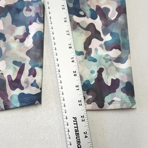 SPANX Booty Boost Active Printed 7/8 Leggings Painted Camo Women's Small - Picture 7 of 14